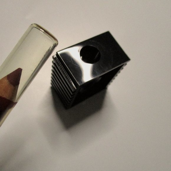 MARY KAY ~ Lot Lip liner pencil sharpener and one travel sized BEST BERRY pencil - Picture 2 of 2